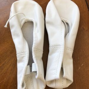 Child’s white ballet slippers by Bloch 12e nwot